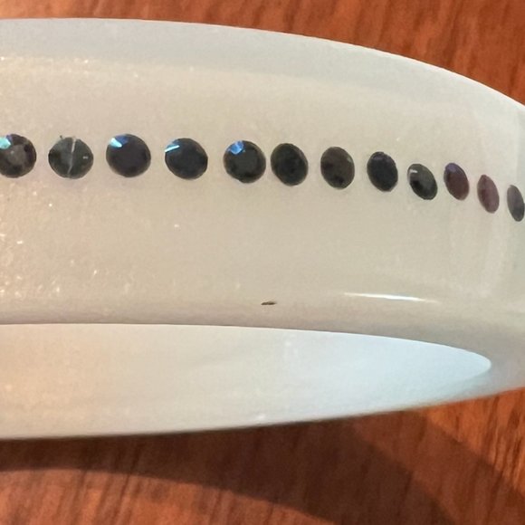 Chanel White Bangle Resin CC logo with Rhinestones - Picture 11 of 11